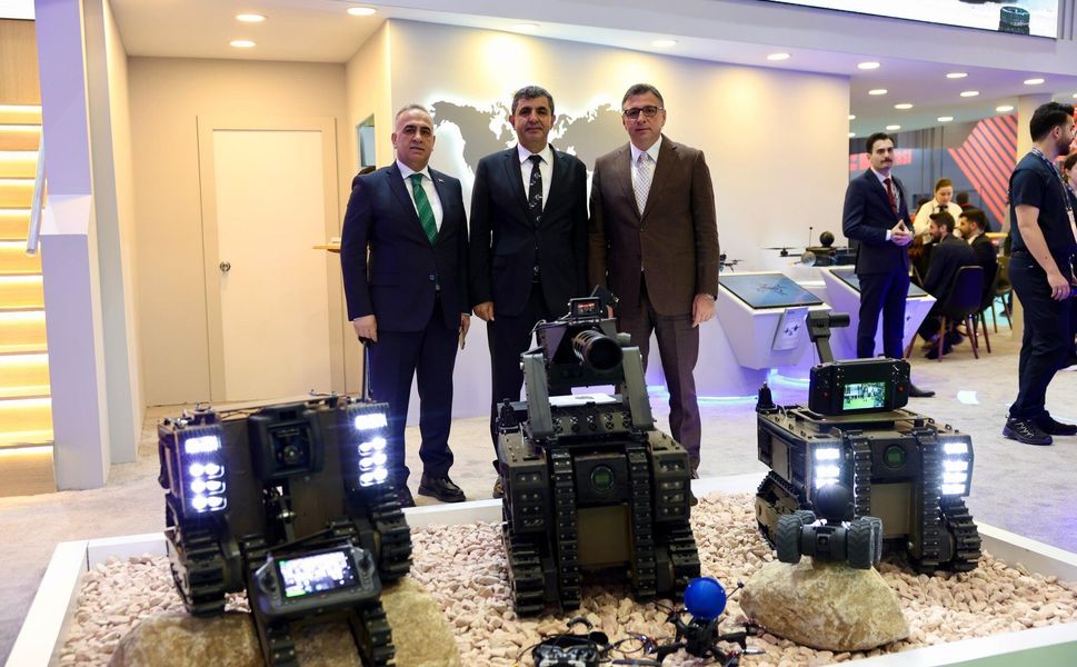 Mustafa Erdoğan’dan Savunma Sanayi Fuarı’nda Mehmet Dönmez’in Standına Ziyaret