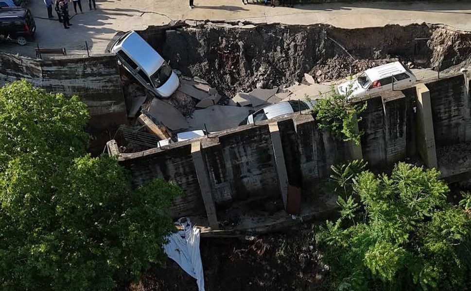 Antakya’da Yol Çöktü Araçlar Zarar Gördü!
