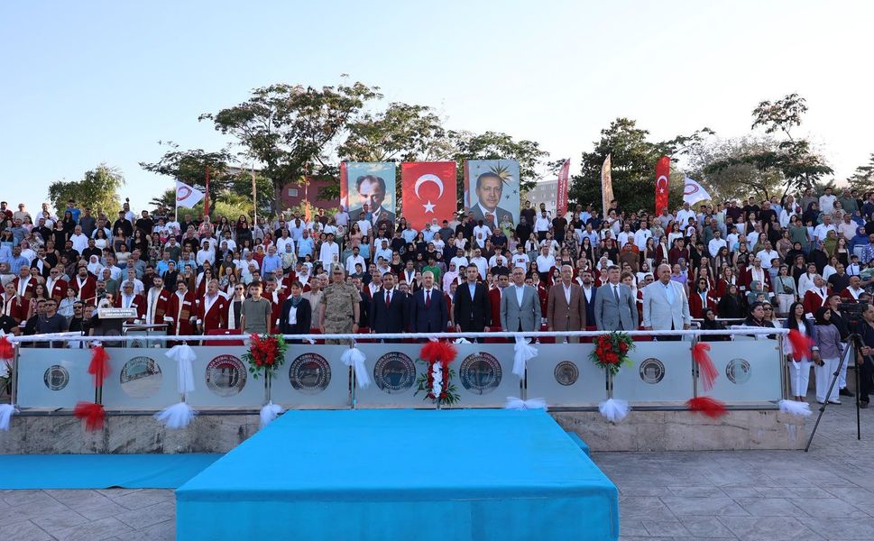 İbrahim Naci Yapar, HMKÜ Mezuniyet Töreninde Gençlerin Heyecanına Ortak Oldu