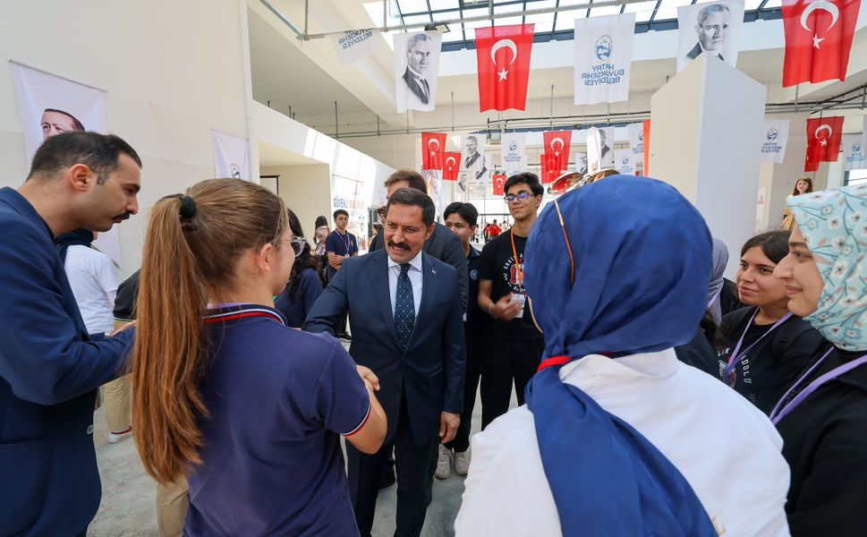 Hatay Okulu’nda Bilim Şenliği ve Resim Sergisi Açılışı