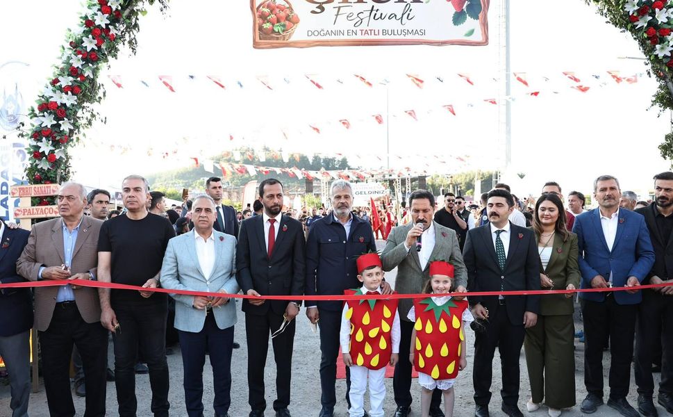 Başkan Öntürk, Yayladağı Çilek Festivali’nde Üreticilerle Buluştu