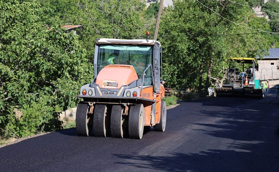 HBB, Delibekirli-Karataş Yolunda Beton Asfalt Çalışmasını Sürdürüyor
