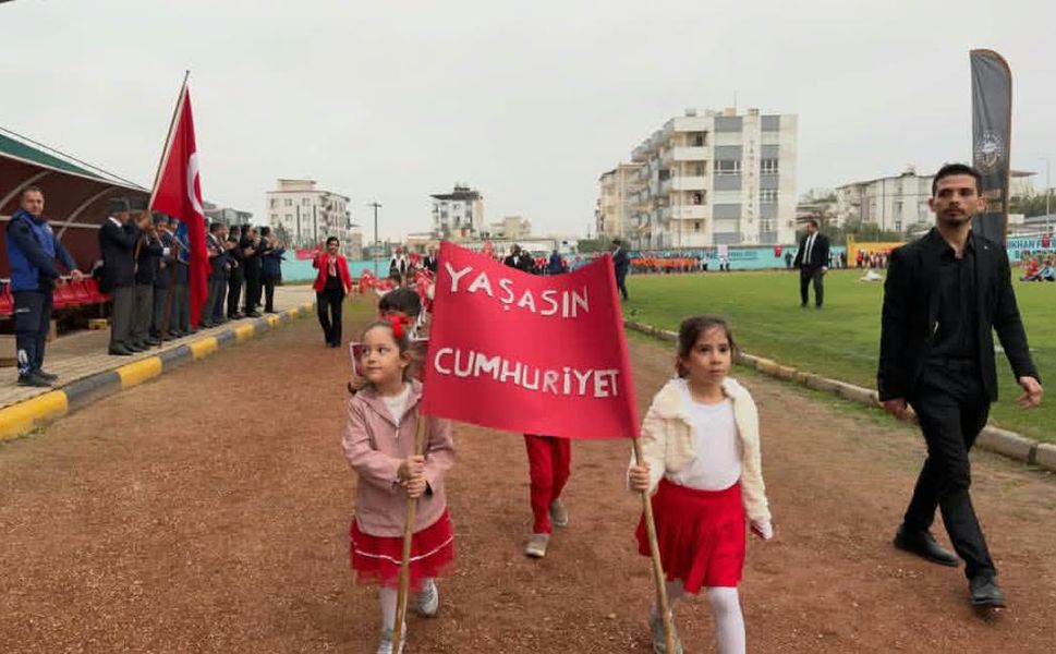 Kırıkhan’da 29 Ekim Coşkusu! Öğrencilerin Gösterileri Beğeni Topladı