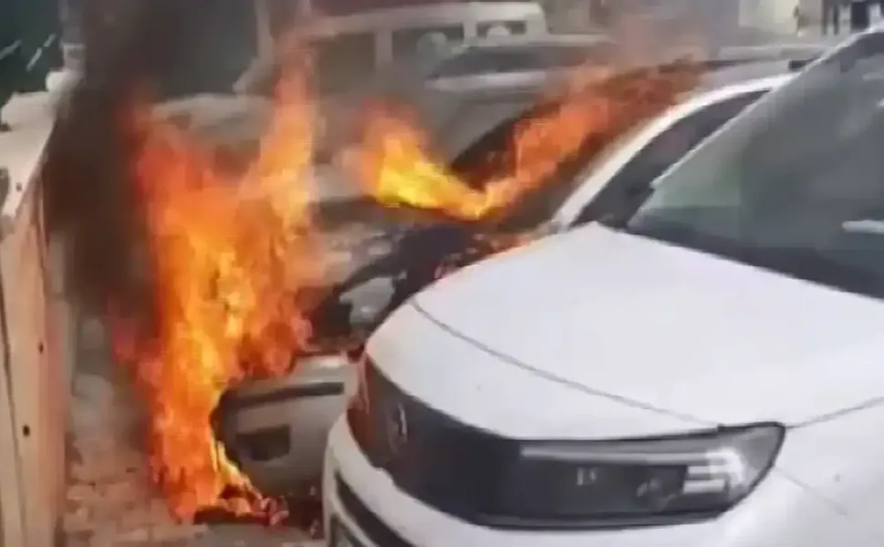 Hatay'da park halindeki otomobilden alevler yükseldi!