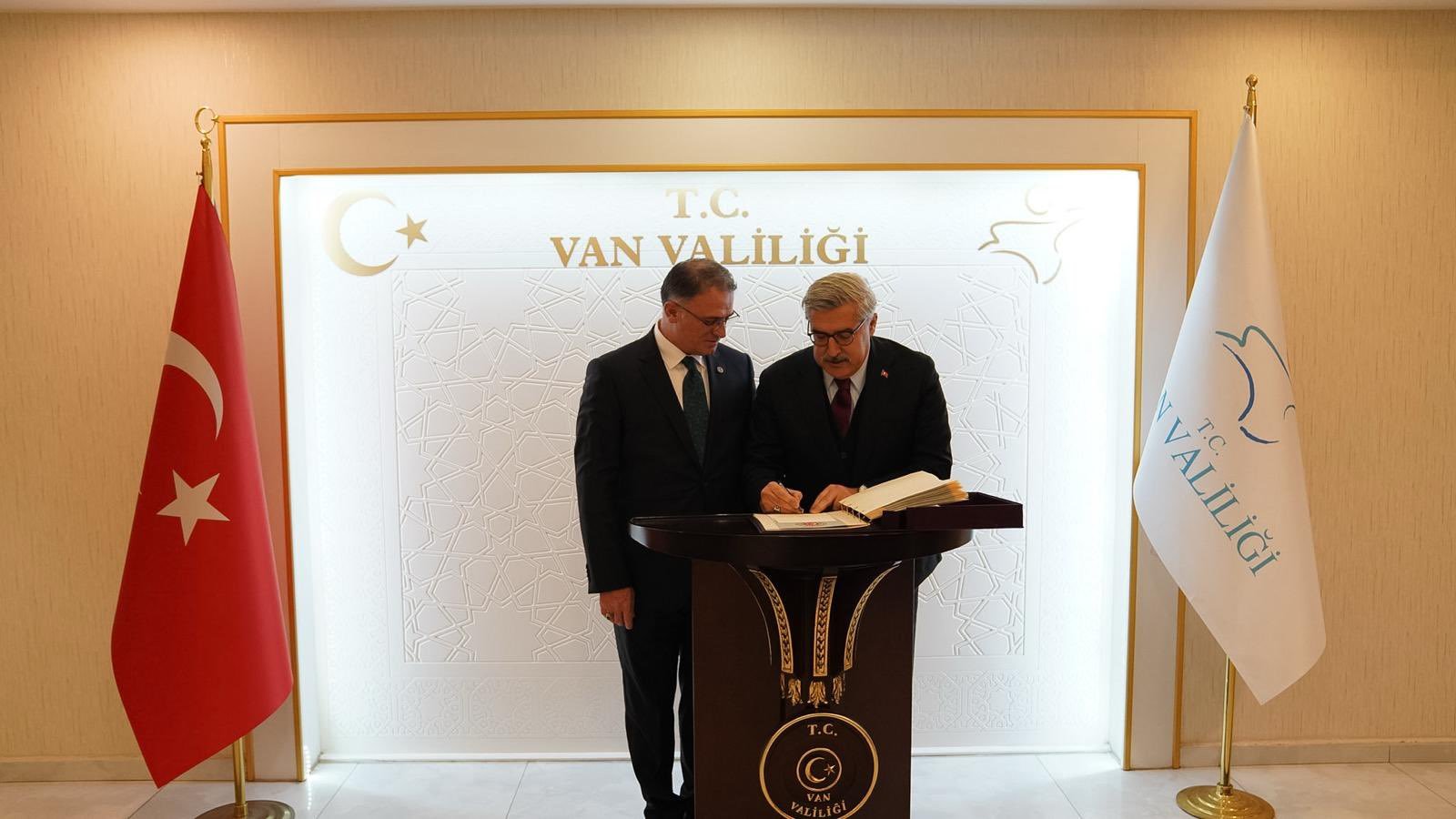 Any Conv.com H A Lpe5Q X I A A6 Yri