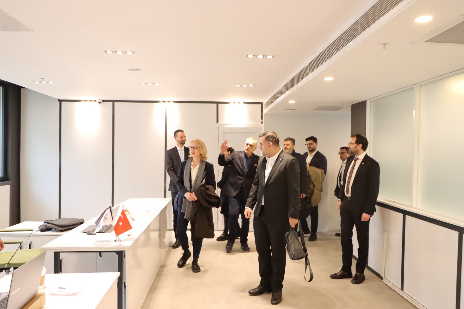 Any Conv.com H B Br 9Z Xg A A Guio