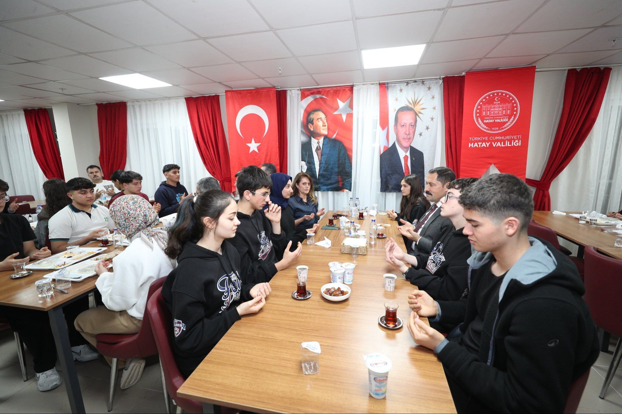 Any Conv.com H B8 Y Yar W M A A A F B5