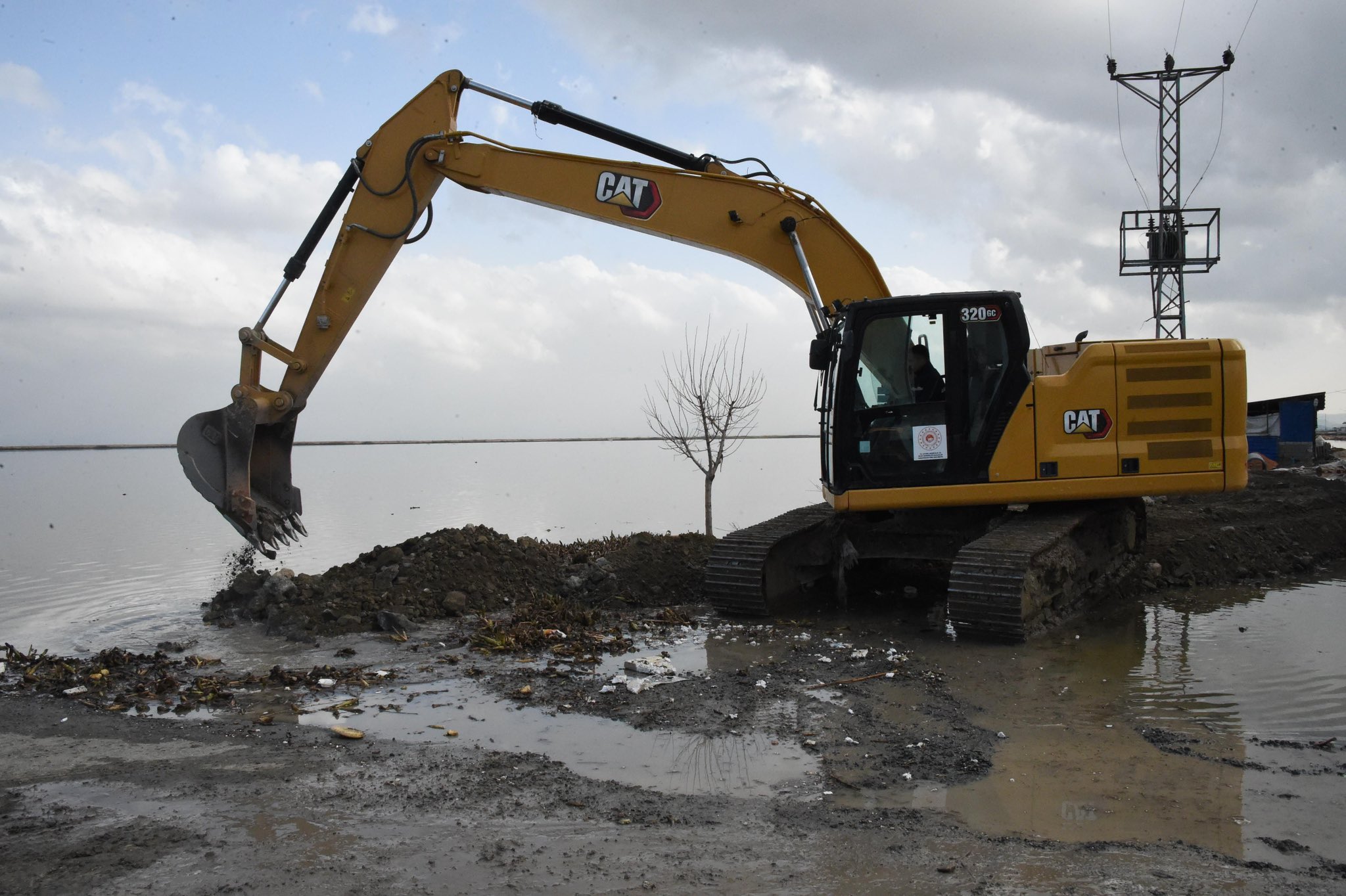 H B X I Yu3A U A A Ilo