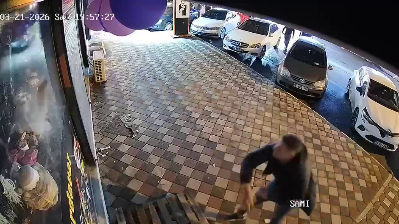 Kirilan Bardak Tartismasinda Beni Musterilerin Yaninda Rezil Ediyorsun Ben Yapacagimi Biliyorum Diyen Kadinin Kocasi Is Yerinin Camina Kaldirim Tasi Firlatti 1 1774505705