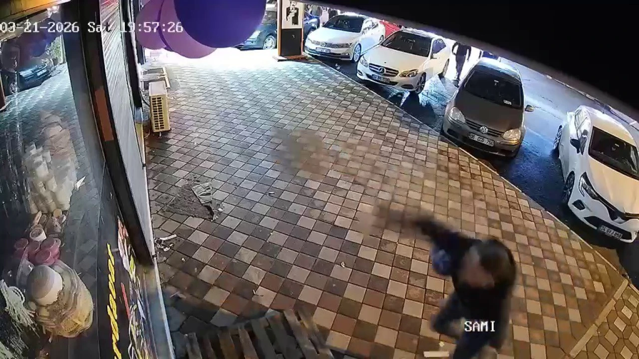 Kirilan Bardak Tartismasinda Beni Musterilerin Yaninda Rezil Ediyorsun Ben Yapacagimi Biliyorum Diyen Kadinin Kocasi Is Yerinin Camina Kaldirim Tasi Firlatti 2 1774505706