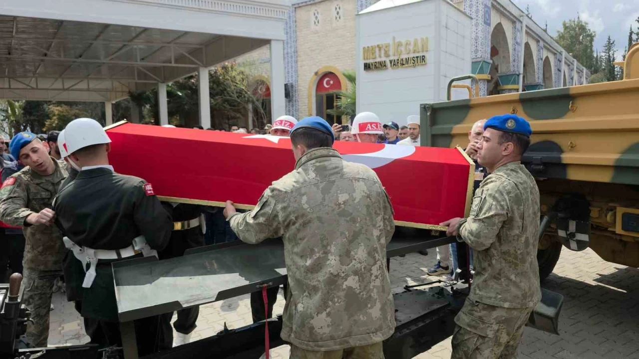 Sehidi Annesi Ve Kiz Kardesleri Gozyaslari Icerisinde Son Yolculuguna Ugurladi 3 1774437610