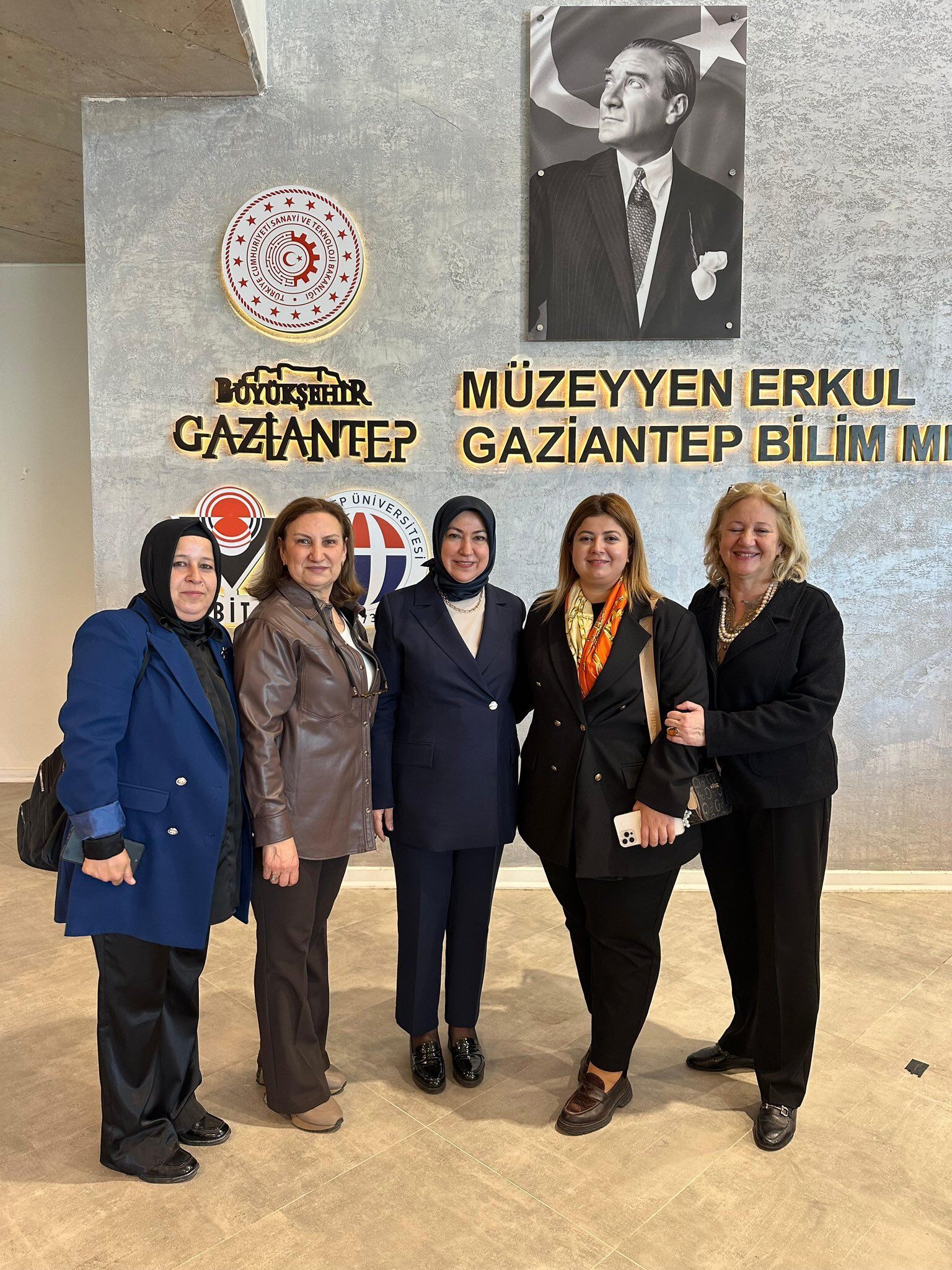 Any Conv.com H E U Lxg W E A A1 Z V6